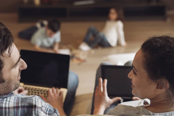 Papai Mãe Freelancers Trabalhando Casa Com Laptop Tablet Sentados Sofá — Fotografia de Stock