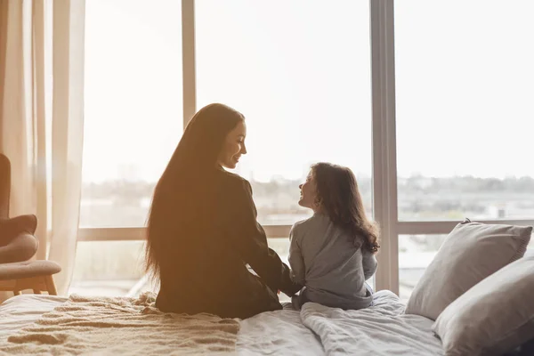 Mutter Und Tochter Wachten Morgens Auf Saßen Auf Dem Bett — Stockfoto