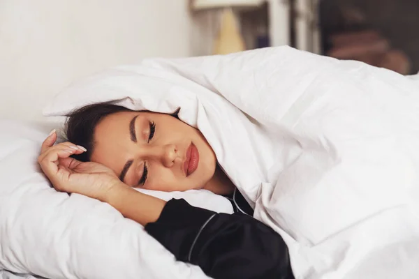 Молодая Красивая Женщина Просыпается После Сна Постели Покрытой Одеялом Голове — стоковое фото