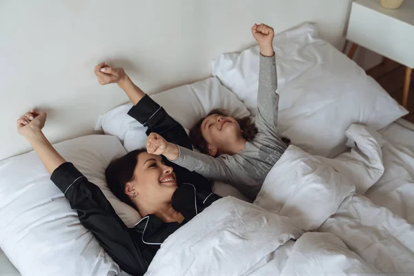 Mãe Filha Acordando Depois Dormir Sua Cama Juntos Esticando Braços — Fotografia de Stock