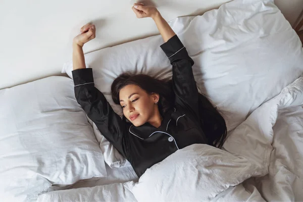 Uma Jovem Mulher Bonita Acaba Acordar Depois Dormir Cama Estende — Fotografia de Stock