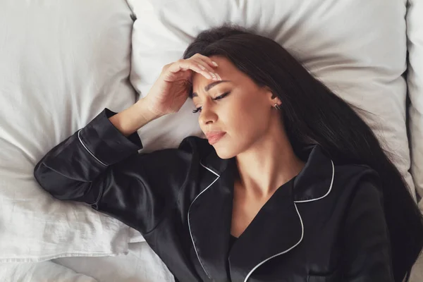 Jovem Mulher Bonita Não Dormiu Apenas Acordou Depois Dormir Sua — Fotografia de Stock