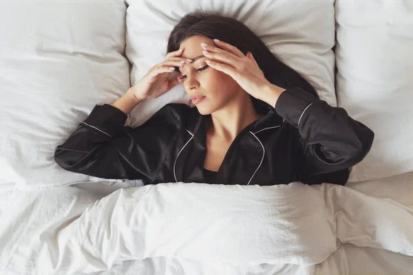 Genç Güzel Kadın Uyumadı Yatak Odasındaki Battaniyenin Altında Pijamalarıyla Uyandı — Stok fotoğraf