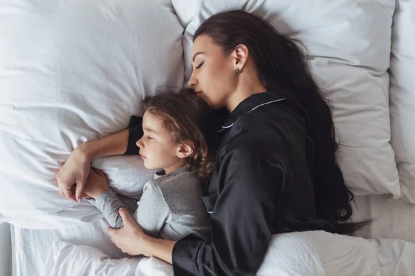 Happy Morning Young Beautiful Mother Her Little Daughter Sleep Bed — Stock Photo, Image