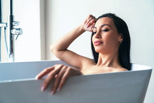 Young Beautiful Woman Relaxes Taking Bath Bathroom Home Background Large — Stock Photo, Image