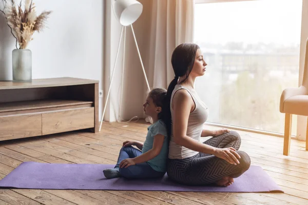 Young Mother Her Little Daughter Sitting Backs Each Other Mat — Stock Photo, Image