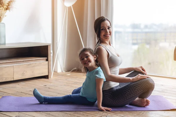 Young Mother Her Little Daughter Sitting Backs Each Other Mat — Stock Photo, Image