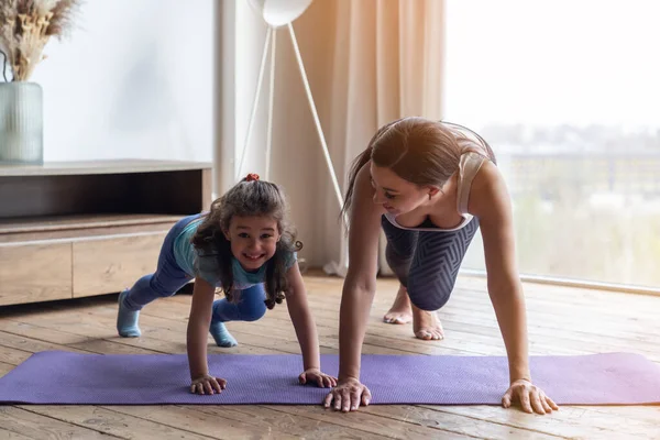 Una Madre Joven Hija Pequeña Están Haciendo Ejercicios Fitness Mientras — Foto de Stock