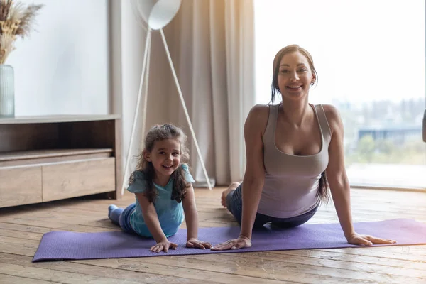 Young Mother Her Little Daughter Doing Fitness Exercises While Doing — Stock Photo, Image