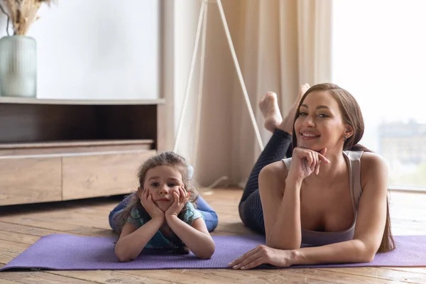 Young Mother Her Little Daughter Lying Mat Floor Fitness Classes — Stock Photo, Image