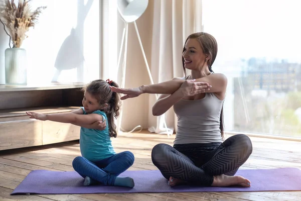 Young Mother Helps Her Little Daughter Exercises Fitness Classes Living — Stock Photo, Image