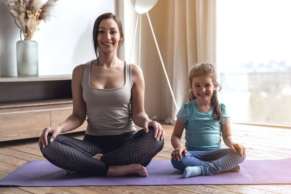 Young Mother Her Little Daughter Sitting Mat Lotus Position Yoga — Stock Photo, Image