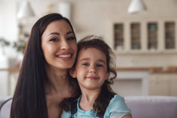 Feliz Madre Joven Hija Pequeña Pasan Tiempo Juntos Divierten Sentados — Foto de Stock