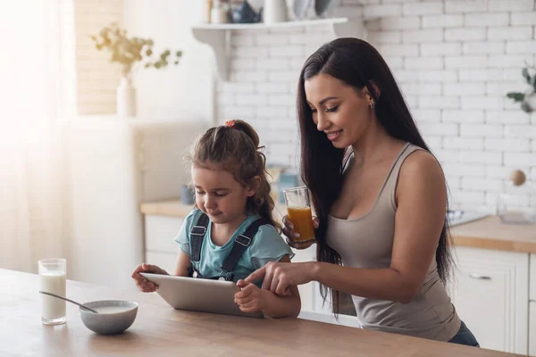 Una Joven Madre Feliz Prepara Desayuno Para Hijita Añadiendo Leche — Foto de Stock