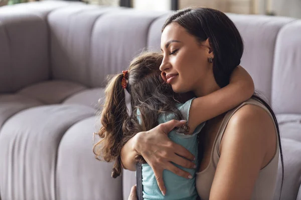 Felice Giovane Madre Sua Piccola Figlia Trascorrono Del Tempo Insieme — Foto Stock