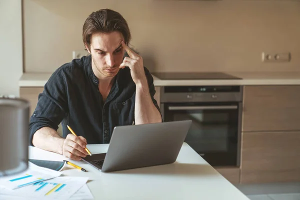 Jovem Empresário Bem Sucedido Trabalho Sentado Cozinha Mesa Usando Laptop — Fotografia de Stock