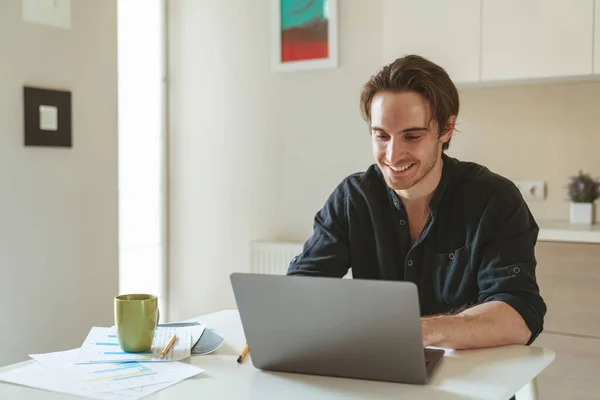 Jovem Empresário Bem Sucedido Trabalho Sentado Cozinha Mesa Usando Laptop — Fotografia de Stock