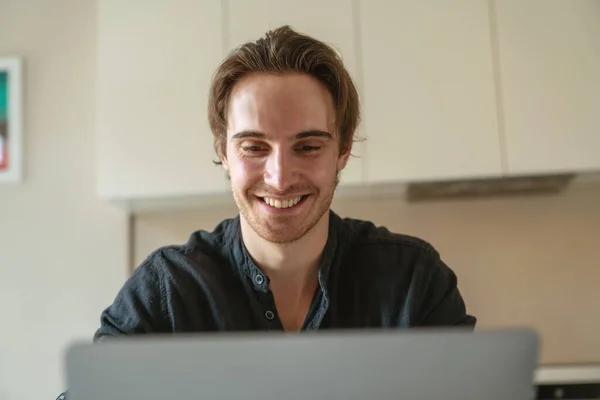 Jovem Empresário Bem Sucedido Trabalho Sentado Cozinha Mesa Usando Laptop — Fotografia de Stock