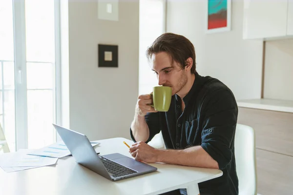 Jeune Homme Affaires Prospère Travail Assis Cuisine Table Utilisant Ordinateur — Photo