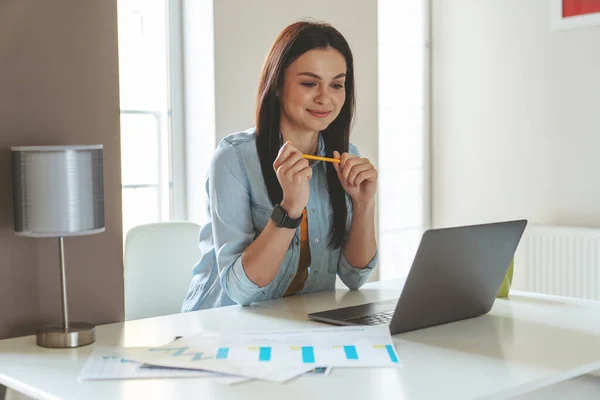 Junge Erfolgreiche Geschäftsfrau Bei Der Arbeit Hause Sitzt Der Küche — Stockfoto