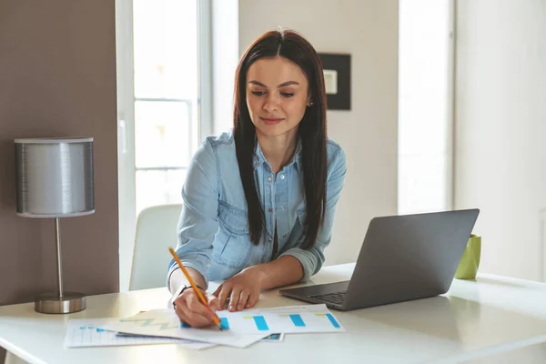 Junge Erfolgreiche Geschäftsfrau Bei Der Arbeit Hause Sitzt Der Küche — Stockfoto