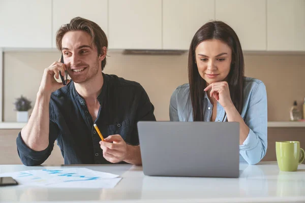 Jong Getrouwd Stel Tijdens Het Werken Thuis Zitten Aan Een — Stockfoto