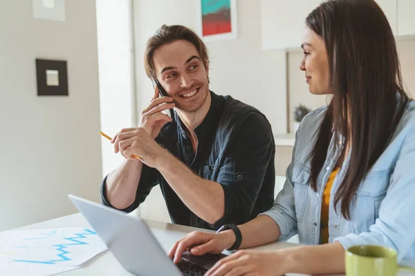 Unga Gifta Par När Arbetar Hemma Sitter Vid Ett Bord — Stockfoto