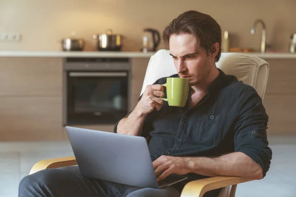 Jovem Homem Negócios Freelancer Sentado Cadeira Cozinha Casa Usando Laptop — Fotografia de Stock