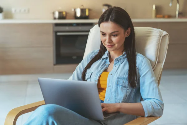 Mujer Joven Empresaria Freelancer Sentada Casa Cocina Trabajando Usando Laptop — Foto de Stock