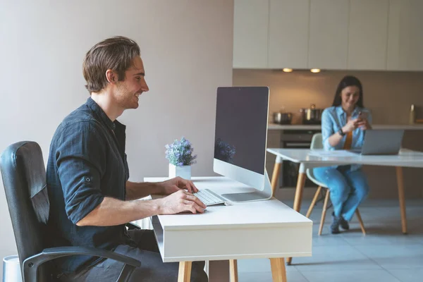 Coppia Giovani Freelance Che Lavorano Con Computer Laptop Seduti Cucina — Foto Stock