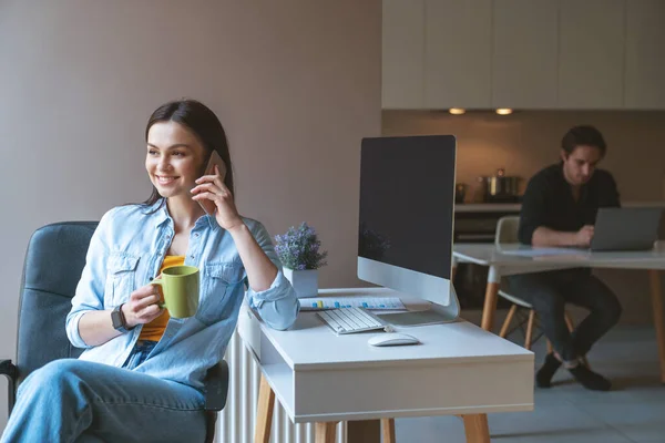 Giovane Coppia Uomini Donne Liberi Professionisti Che Lavorano Con Computer — Foto Stock