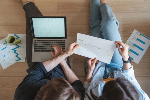 Jong Stel Man Vrouw Zakenmensen Freelancers Tijdens Het Werken Thuis — Stockfoto