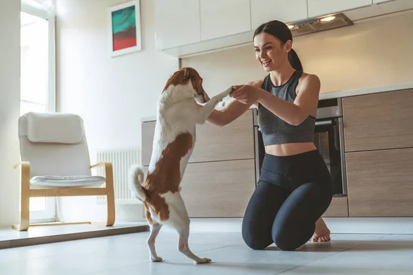 Ung Vacker Flicka Sport Hemma Lägenheten Bakgrunden Köket Och Kul — Stockfoto