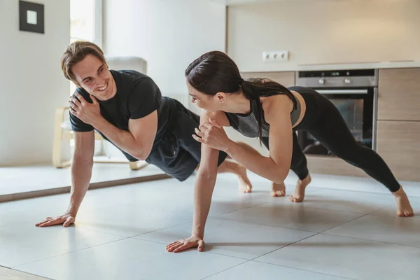 Jong Stel Man Vrouw Tijdens Sport Thuis Appartement Keuken Achtergrond — Stockfoto