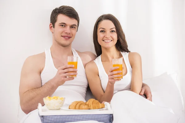 Frukost på sängen — Stockfoto