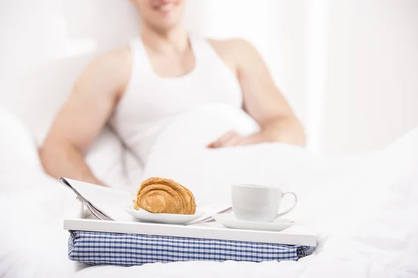 ベッドで朝食 — ストック写真