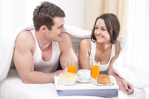 Frühstück im Bett — Stockfoto