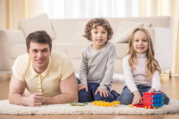 Familia feliz —  Fotos de Stock