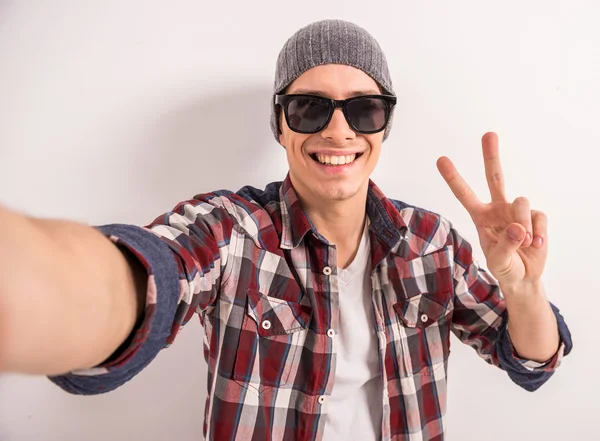 Uomo che fa selfie — Foto Stock