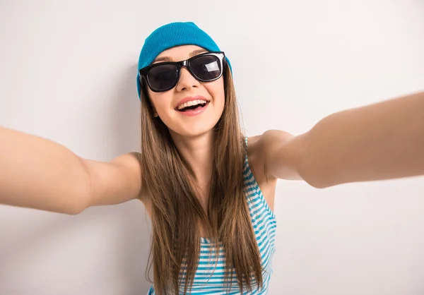 Ragazza adolescente che fa selfie — Foto Stock
