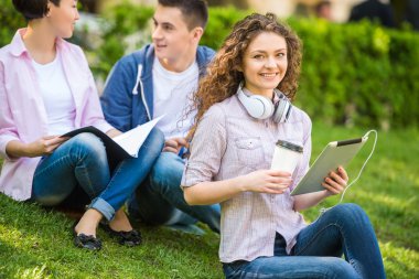 öğrenciler açık havada