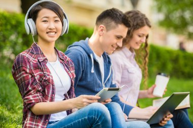 öğrenciler açık havada