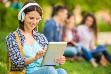 öğrenciler açık havada