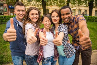 öğrenciler açık havada