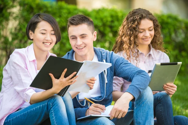 Studenten buiten — Stockfoto