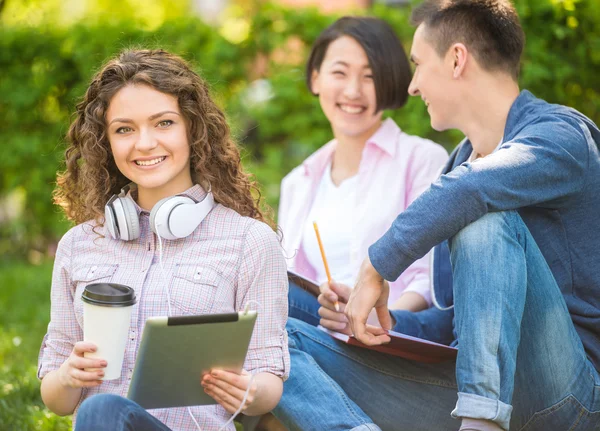 Studenten buiten — Stockfoto