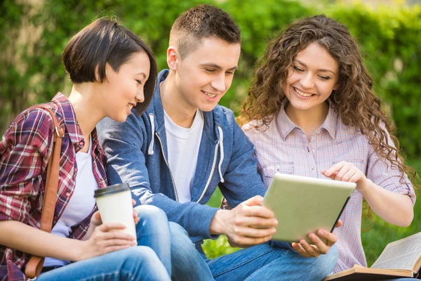 Studenter utomhus — Stockfoto