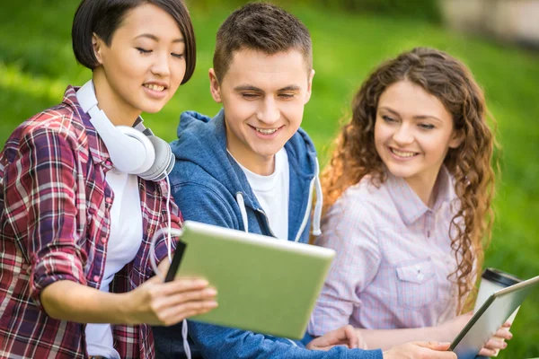 Studenter utomhus — Stockfoto