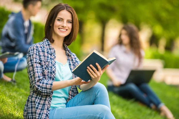 Students outdoors — Stock Photo, Image