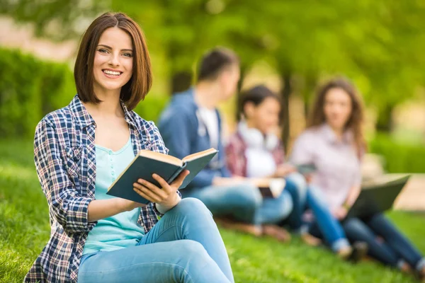 Studenten buiten — Stockfoto